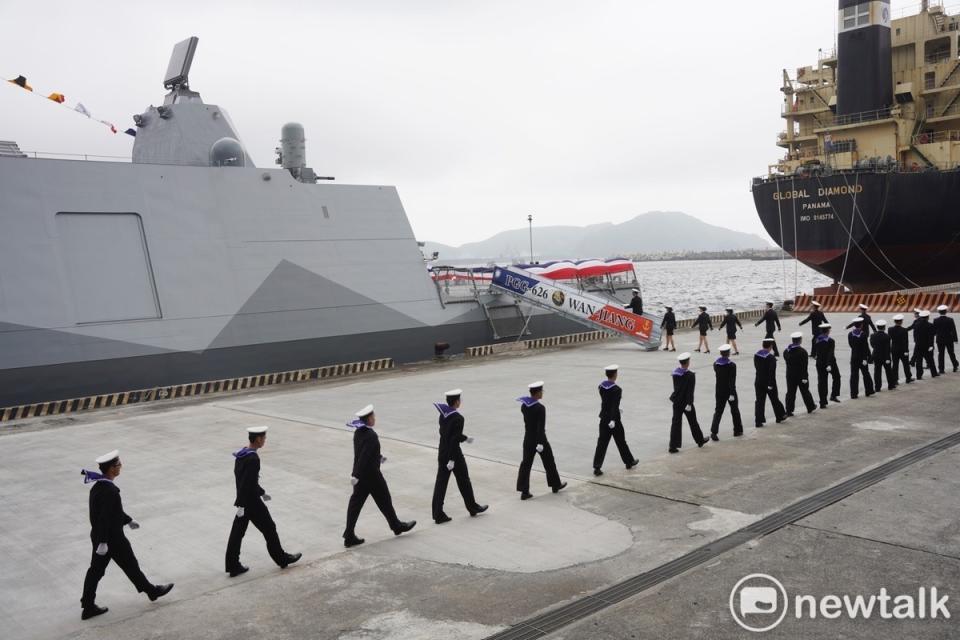 總統蔡英文出席「海軍高效能艦艇安江及萬江軍艦交艦典禮」。圖為萬江艦官兵準備登艦。   圖：張良一/攝