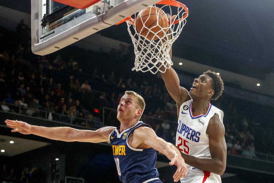 Moussa Diabate dunks against the Nuggets.