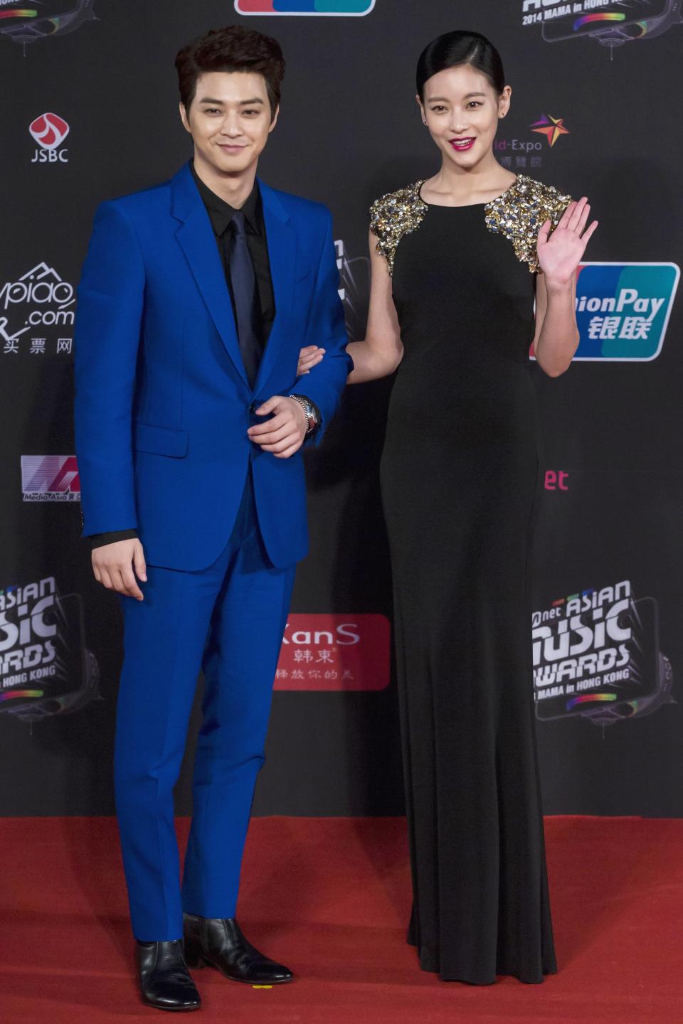South Korean actors Kim Ji-hoon and Oh Yeon-seo pose on the red carpet as they attend the 2014 Mnet Asian Music Awards (MAMA) in Hong Kong