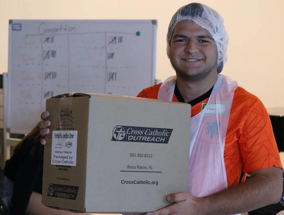 Marcel van Hemert, vicepresidente de UCatholic, el ministerio católico de la UM, y su grupo empaquetaron 11 cajas de alimentos, dos más de las que se esperaba que cada grupo completara durante la primera sesión del evento de empaquetado de alimentos en la Iglesia de San Agustín en Coral Gables. El evento superó su objetivo de 40,000 comidas.