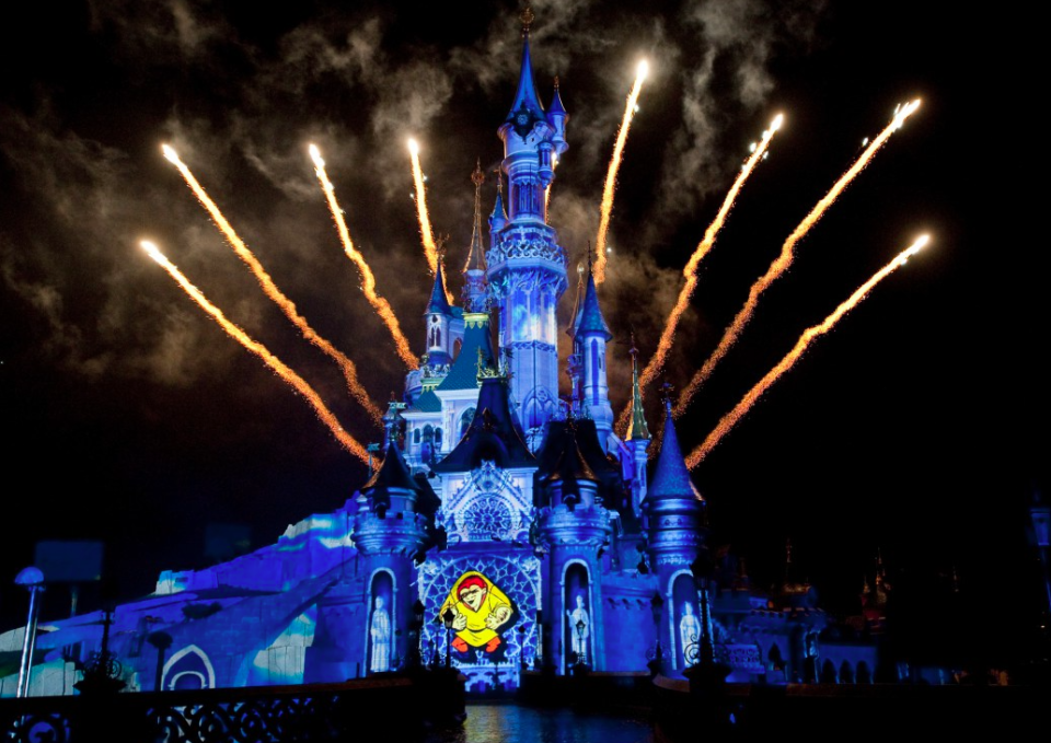 <p>Das Beste kommt bekanntlich zum Schluss. Disney Dreams ist DAS Highlight im Disneyland Paris. Wenn es im Disneyland Paris dunkel wird, erwacht das Dornröschenschloss zum Leben. Dank modernster Technik wird es zur Kulisse der märchenhaften Geschichte eurer Disney-Helden. Peter Pan führt euch durch eine spektakuläre Show aus Special Effects, Feuerwerk, faszinierendem Wasserspiel und atemberaubender Sound-Effekten. Disney Dreams zieht euch in die besten Szenen eurer Lieblingsfilme, während ihr gemeinsam mit allen anderen Besuchern die beliebten Disney-Hits laut mitsingt. Ein absoluter Gänsehaut-Moment. (Bild: Disneyland Paris)<br></p>