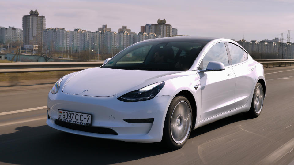 Der Name für Teslas Modell 3 bildet den zweiten Buchstaben im Wort 
