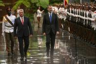 El rey de España, Felipe VI, derecha, y el presidente cubano, Miguel Díaz-Canel, revisan a la guardia de honor en el Palacio de la Revolución en La Habana, Cuba, el martes 12 de noviembre de 2019. Los reyes españoles están en La Habana en una visita oficial. (AP Foto / Ramon Espinosa)