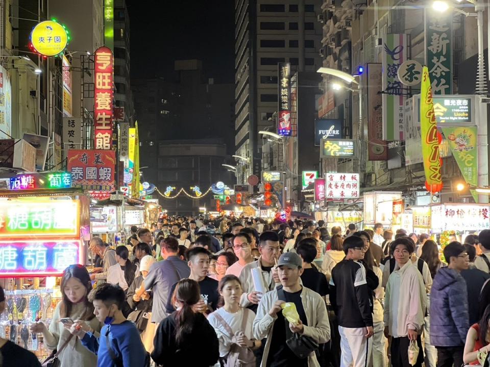 六合夜市同迎來滿滿人潮。   圖：高雄市經發局/提供