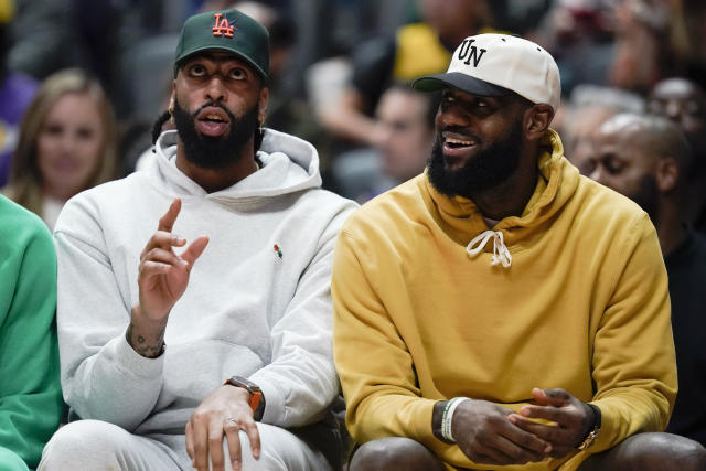 Lakers great 'didn't like' LeBron James eating on bench during