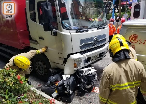 電單車攝入貨車車頭。(朱偉坤攝)
