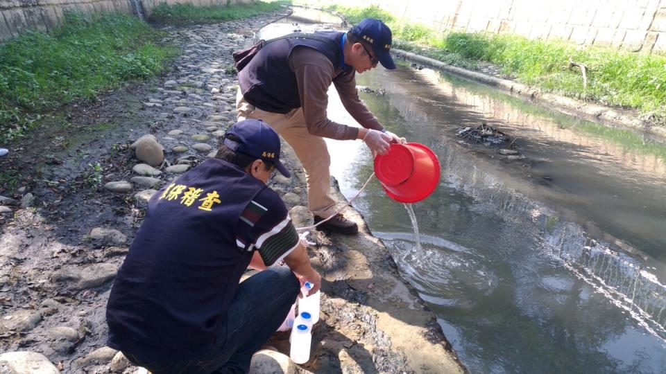 新北市環保局稽查人員進行水質取樣及檢測作業。   圖：新北市環保局提供