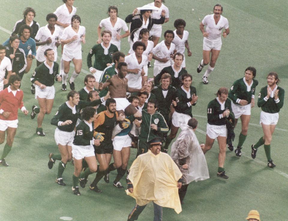 EAST RUTHERFORD, NJ - OCTOBER 1: Pele leaves the field following his final game. Pele played for his two club teams, New York Cosmos in the first half and Santos FC in the second half during the game played on October 1, 1977 in East Rutherford, New Jersey. (Photo by Robert Riger/Getty Images) 