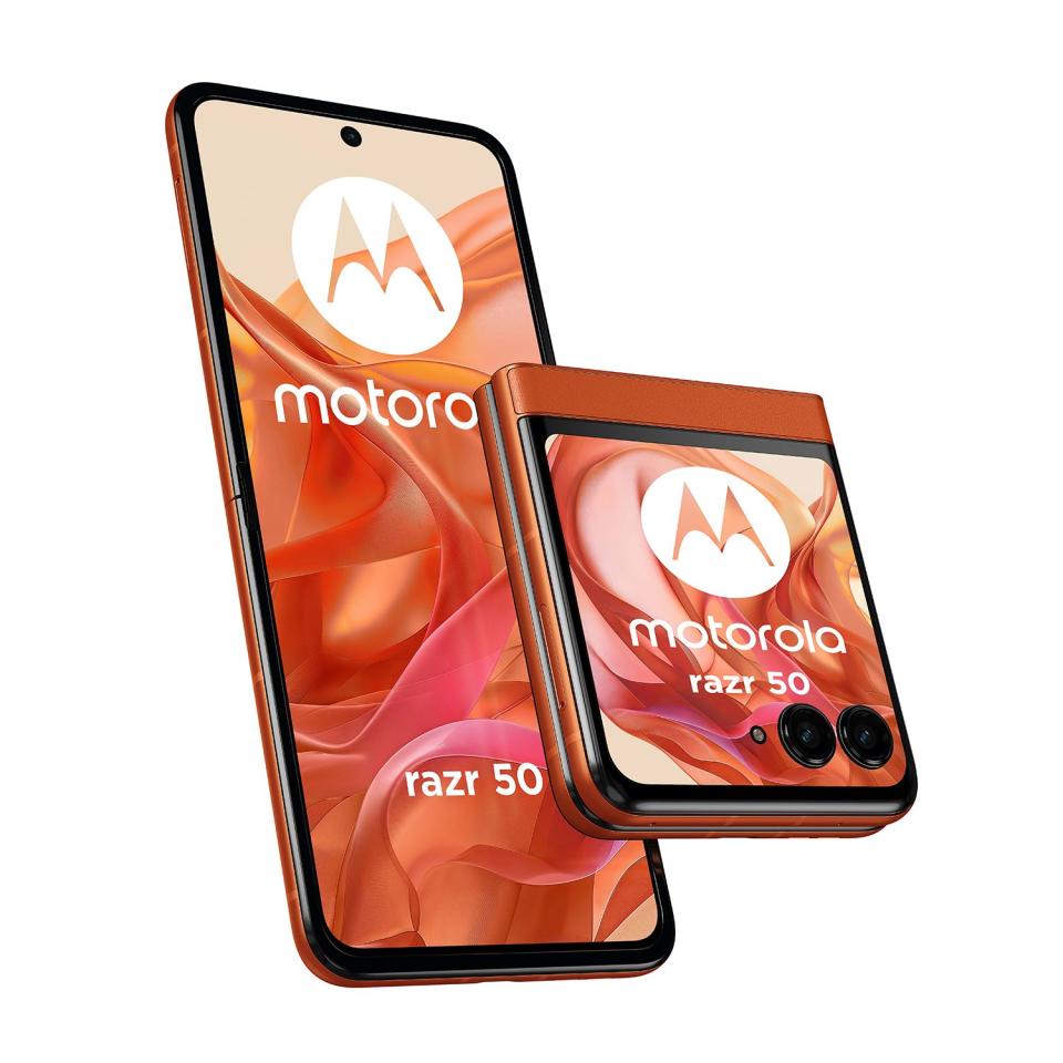 <p>Alleged leaked product images of Motorola’s 2024 foldable phone.</p> 