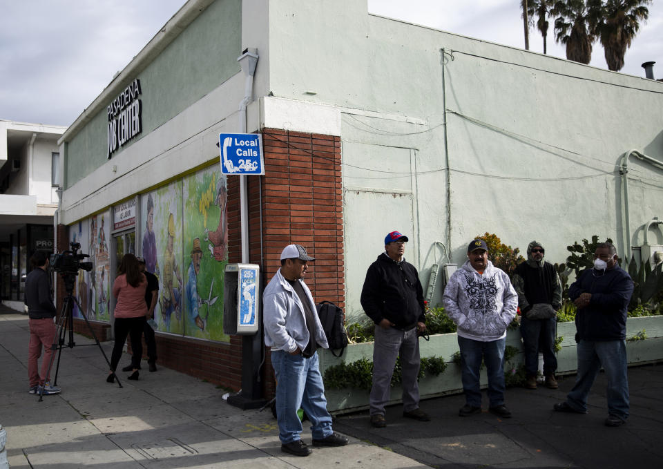 Personas esperando afuera del Centro Comunitario de Trabajo de Pasadena, en Pasadena, California, el jueves 19 de marzo de 2020. (Jenna Schoenefeld/The New York Times)