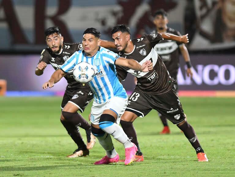 Maximiliano Salas tiene ventaja de posición contra Ignacio Vázquez, pero Racing no la tuvo contra Platense en la fecha 8 de la Copa de la Liga Profesional.