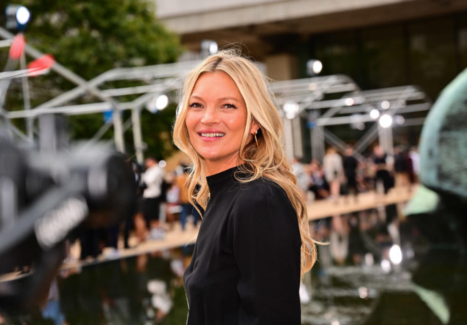 Kate Moss ist ein großer Fan des Buches "Self Care. Sei gut zu dir". (Bild: Getty Images)