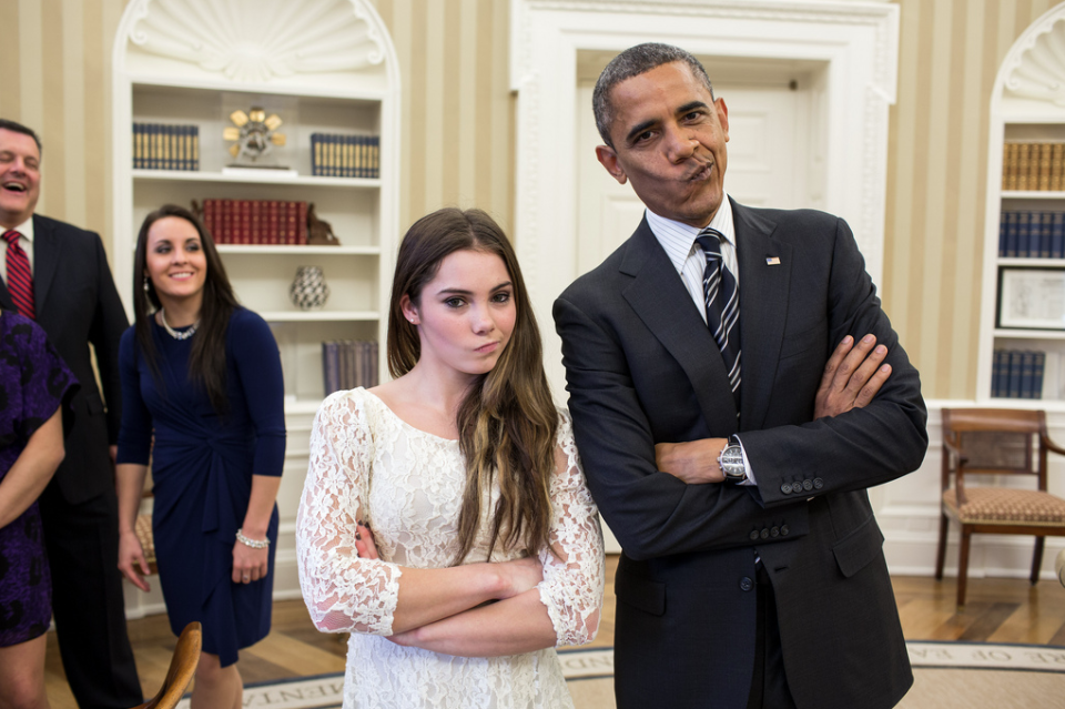 El presidente Barack Obama imita el gesto de "eso a mi no me impresiona" que hizo famoso la gimnasta olímpica estadounidense McKayla Maroney (en la foto junto a él), mientras la gimnasta Savannah Vinsantrie a al fondo, en un encuentro con el equipo olímpico de EEUU en la Oficina Oval, el 15 de noviembre de 2012. (Pete Souza/The White House)