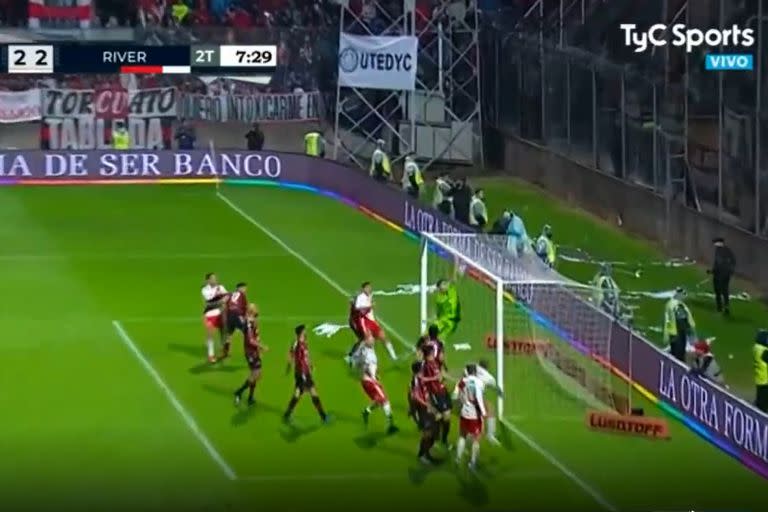 El zurdazo de Quintero desde la esquina supera el esfuerzo de Altamirano; golazo olímpico del colombiano