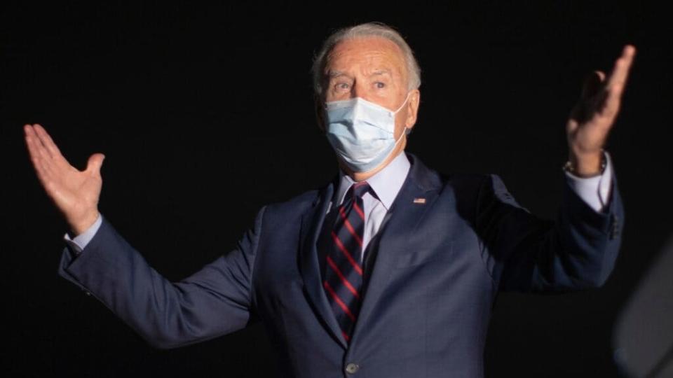Wearing a face mask to reduce the risk posed by the coronavirus, Democratic presidential nominee Joe Biden talks to reporters after campaigning in Toledo and Cincinnati. (Photo by Chip Somodevilla/Getty Images)