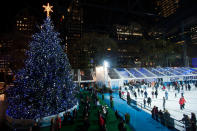 Personas patinan en la pista de hielo en Bryant Park, en Nueva York, al lado del gigante árbol de Navidad. Dario Cantatore/Getty Images