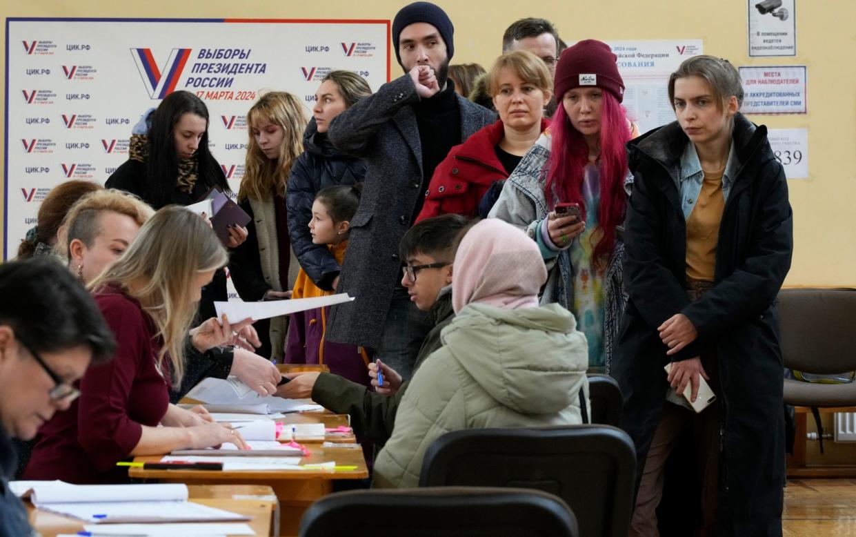 Thousands of people suddenly turned up en masse at polling stations around Russia