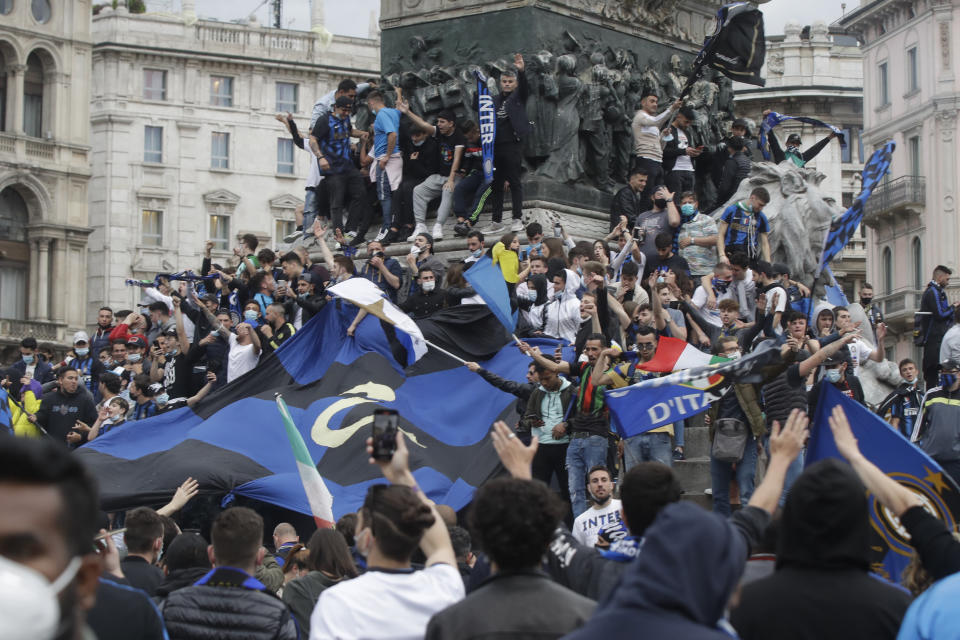 Hinchas del Inter de Milán celebran la conquista del scudetto en la Piazza Duomo, el domingo 2 de mayo de 2021. (AP Foto/Luca Bruno)