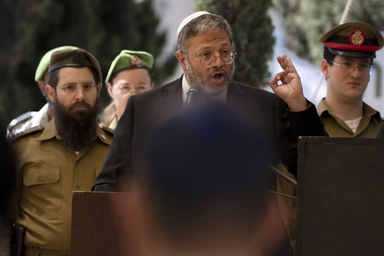 Itamar Ben-Gvir, líder de la facción del Poder Judío, funge como ministro de Seguridad Nacional de Israel, habla durante una ceremonia en un cementerio militar, en Beersheba, Israel, el martes 25 de abril de 2023. (AP Foto/Maya Alleruzzo)