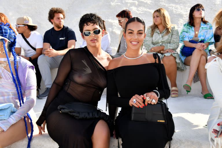 Nathy Peluso y Georgina Rodríguez disfrutaron del desfile de moda Le Papier, en los Alpes de Alta Provenza