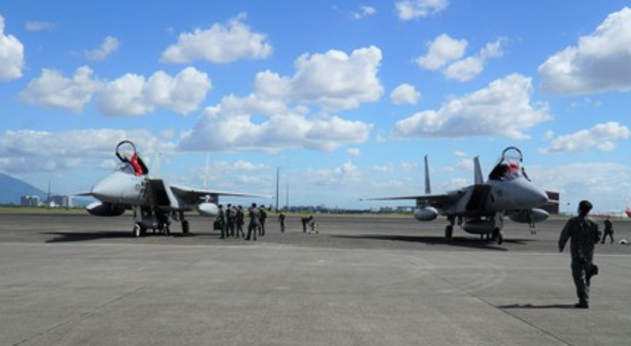 日本航空自衛隊F-15戰鬥機抵達了菲律賓北部馬巴拉卡特市的克拉克空軍基地。   圖: 翻攝自美國印太司令部雜誌《印太防務論壇》推特