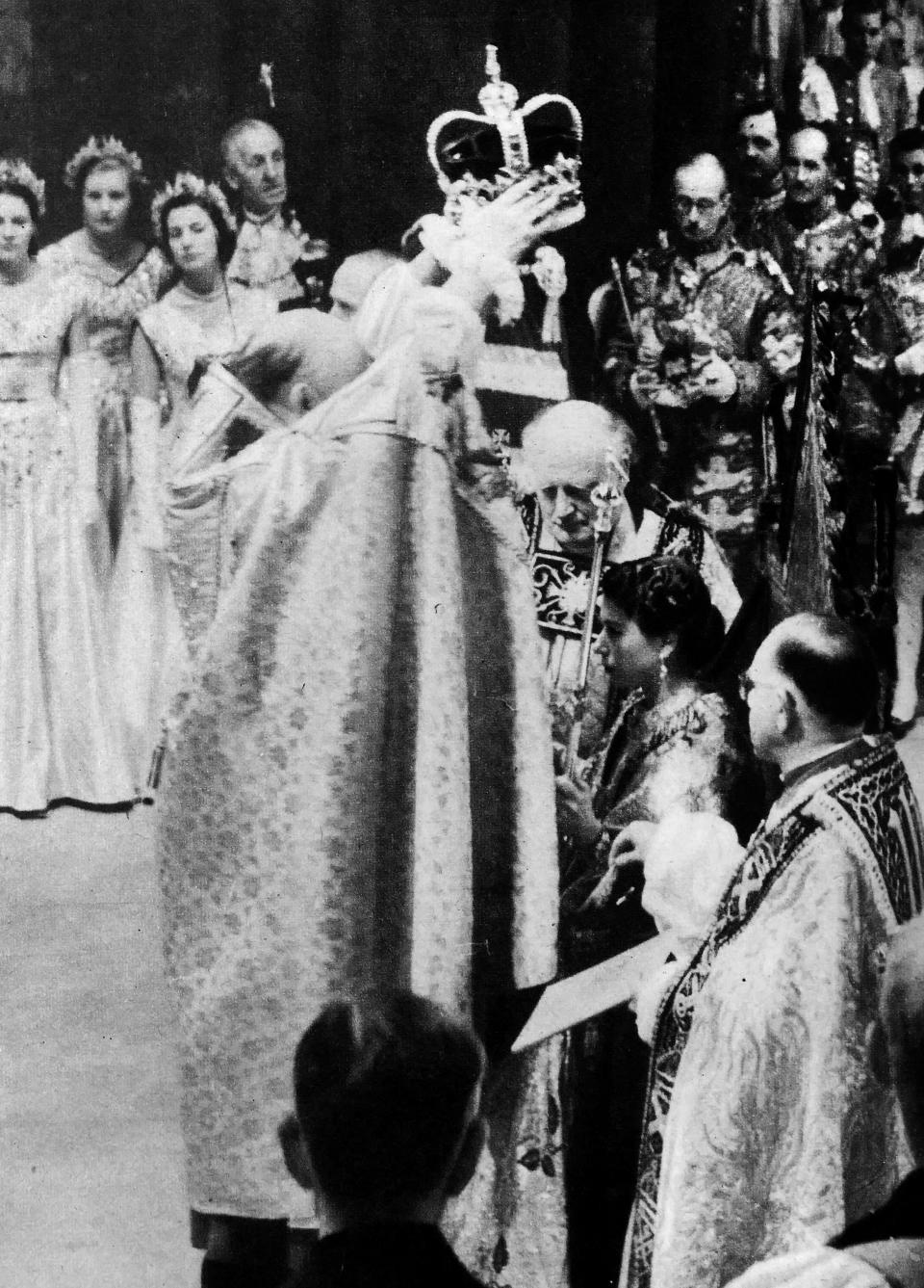 Queen Elizabeth II bei ihrer Krönungszeremonie im Jahr 1953 (Photo by: Universal History Archive/Universal Images Group via Getty Images)