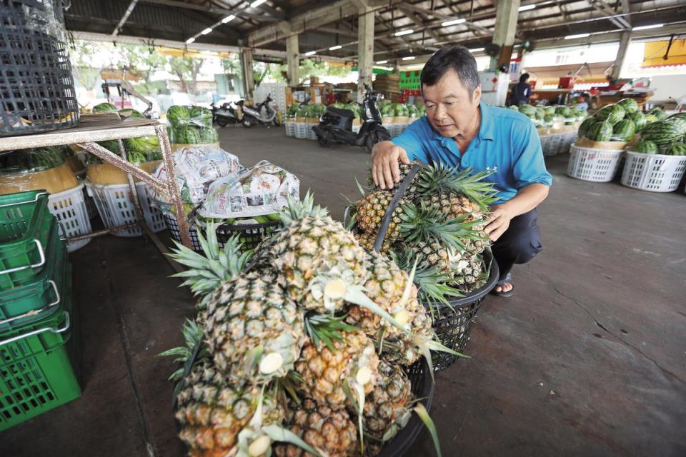 米格霜淇淋的原料主要來自鳳山果菜批發市場，高家爸爸高博勇偶爾也會幫忙挑選水果。