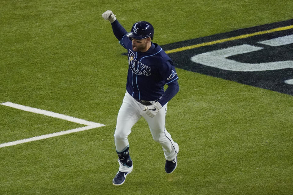 Kevin Kiermaier, de los Rays de Tampa Bay, celebra su jonrón en la séptima entrada del cuarto juego de la Serie Mundial ante los Dodgers de Los Ángeles, el sábado 24 de octubre de 2020, en Arlington, Texas. (AP Foto/Sue Ogrocki)