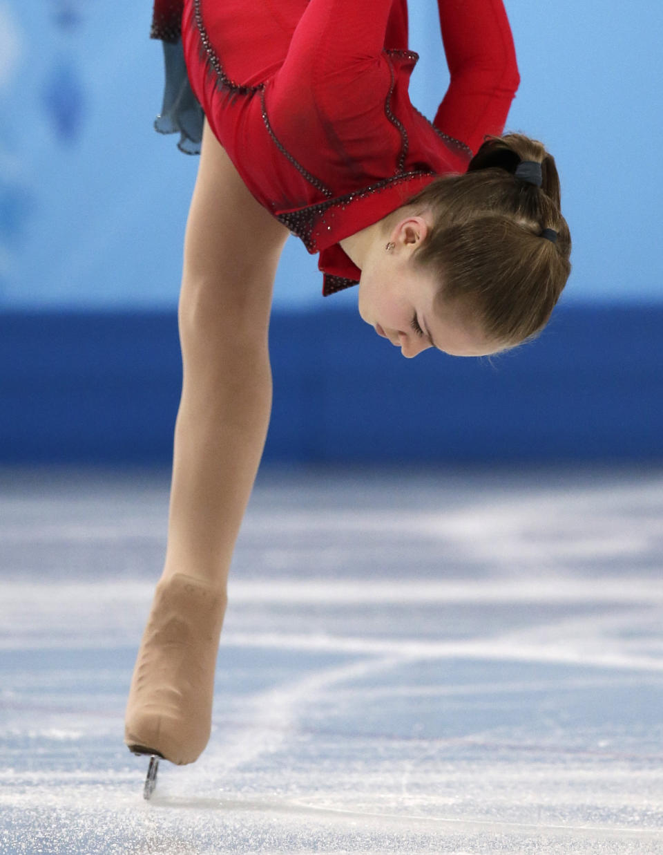 La rusa Julia Lipnitskaia compite en la prueba de equipos del patinaje artístico de los Juegos Olímpicos de Invierno, el domingo 9 de febrero de 2014, en Sochi, Rusia. (AP Foto/Bernat Armangue)
