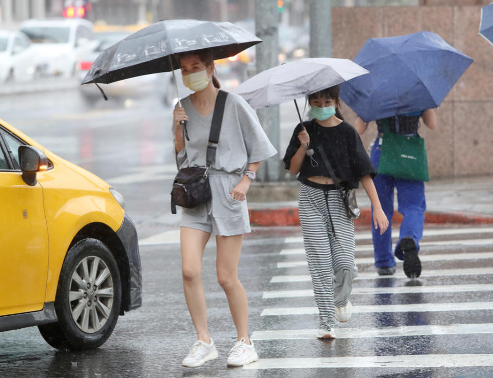 氣象局發布10縣市豪雨特報，其中新北市山區有大豪雨發生機率。(資料照)