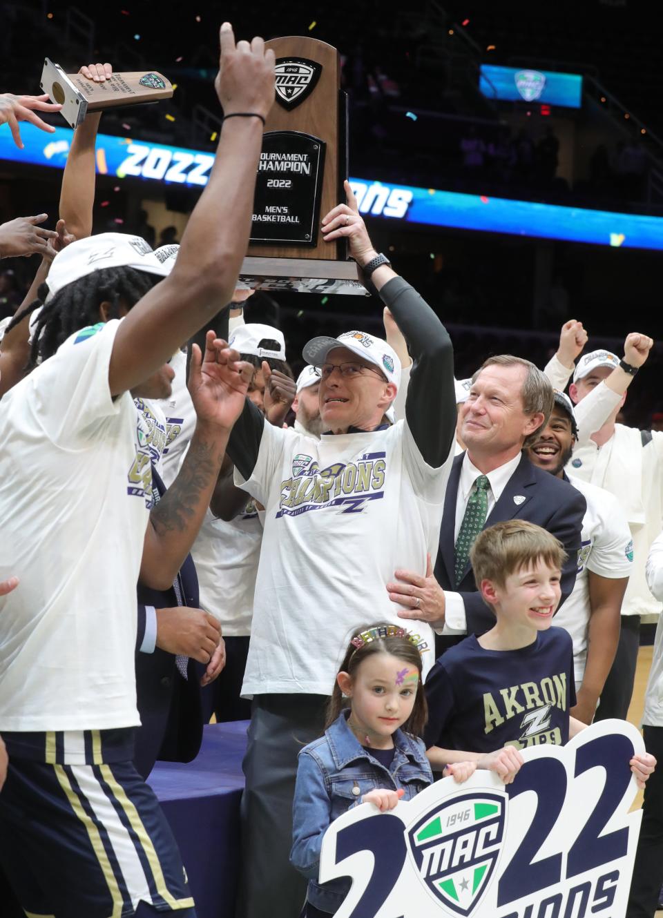 The University of Akron basketball team celebrates its 75-55 win over Kent State in the Mid American Conference championship game Saturday at Rocket Mortgage FieldHouse. [Phil Masturzo/ Beacon Journal]