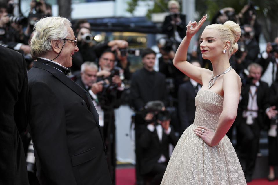 El director George Miller, izquierda, y Anya Taylor-Joy posan a su llegada al estreno de la película 'Furiosa: A Mad Max Saga' en la 77a edición del Festival de Cine de Cannes en Francia el miércoles 15 de mayo de 2024. (Foto Scott Garfitt/Invision/AP)