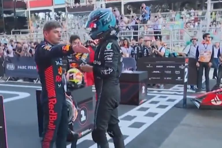 Max Verstappen discute con George Russell tras el sprint en Bakú, donde el choque entre ambos le dejó un hoyo al Red Bull del campeón.