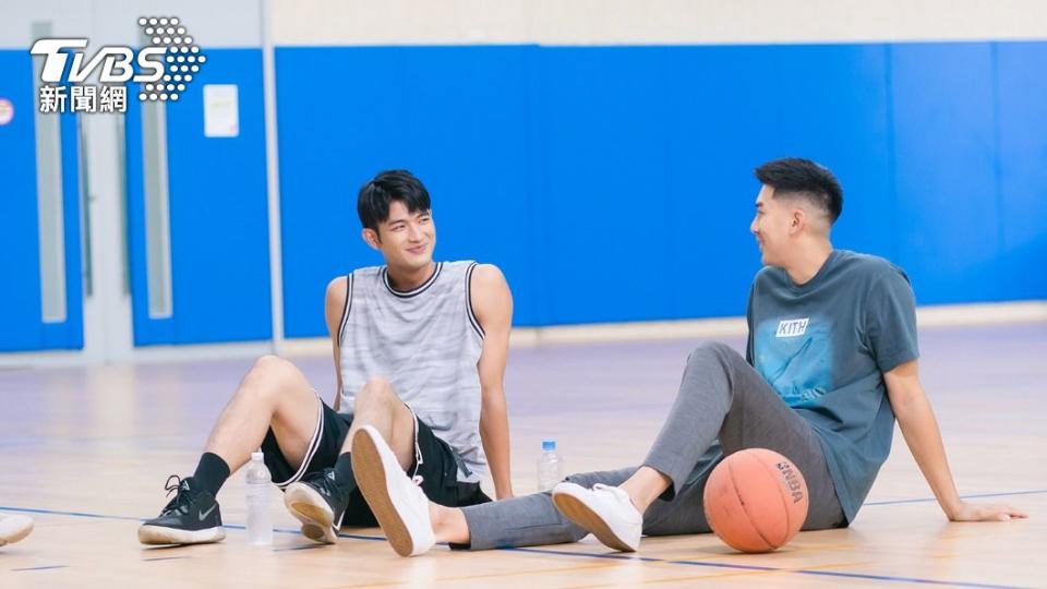 毛加恩（右）以籃球隊總經理身分，幫助王新凱獲得父親認可。（圖／TVBS）