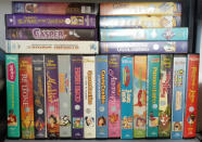 <p>Ormai i film si guardano on demand, in streaming, I più tradizionalisti sui vecchi dvd. Ma in casa potreste avere ancora vecchi Vhs, le videocassette consumate dal tempo. Soprattutto quelle dei cartoni animati Disney possono valere anche 16mila euro. </p>