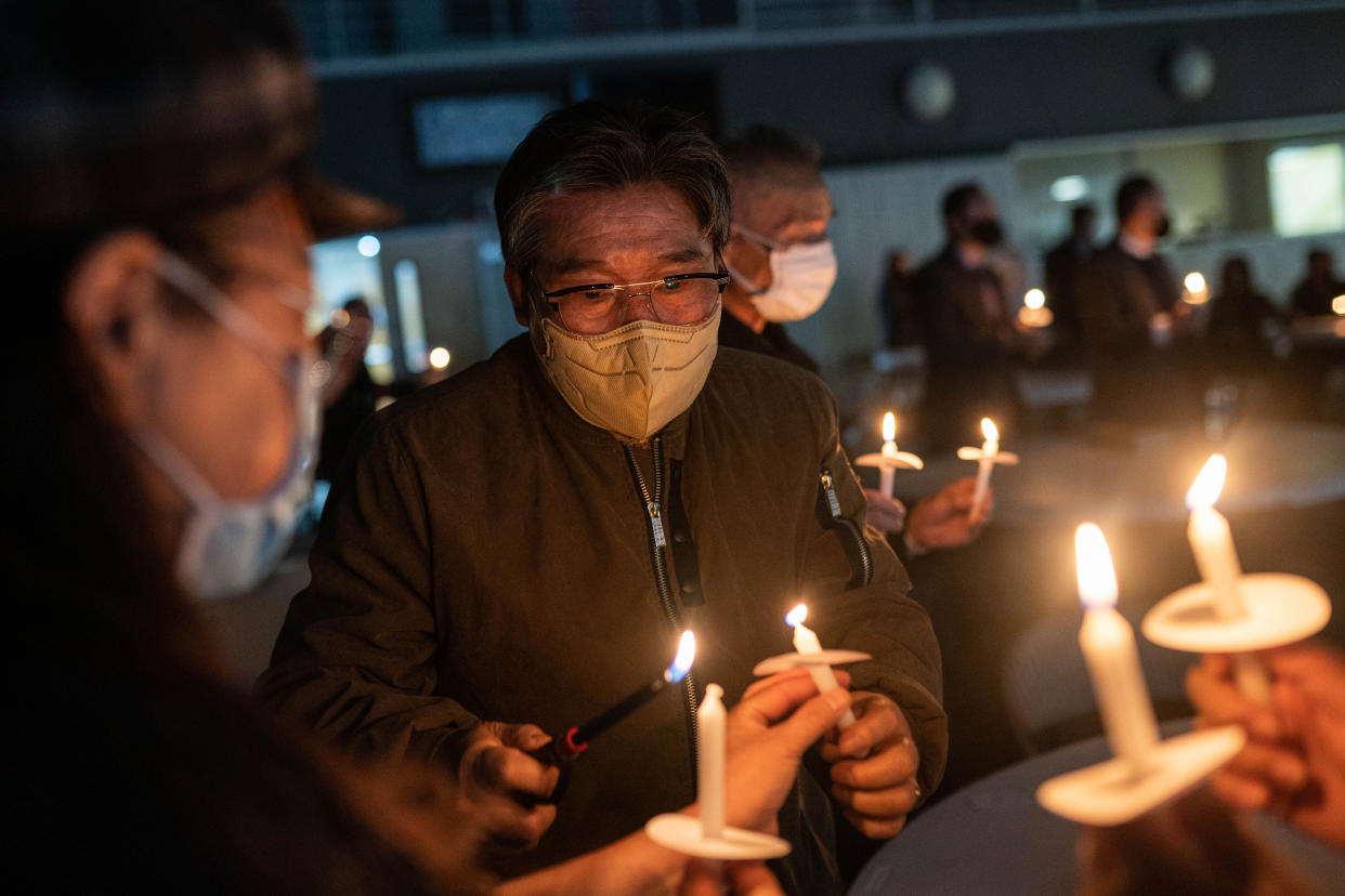 Vigilia a la luz de las velas organizada por la Korean American Association of Greater Atlanta en Norcross, Georgia, el 21 de marzo de 2021, en recuerdo de las ocho personas que murieron en el tiroteo del spa. (Jeenah Moon/The New York Times)