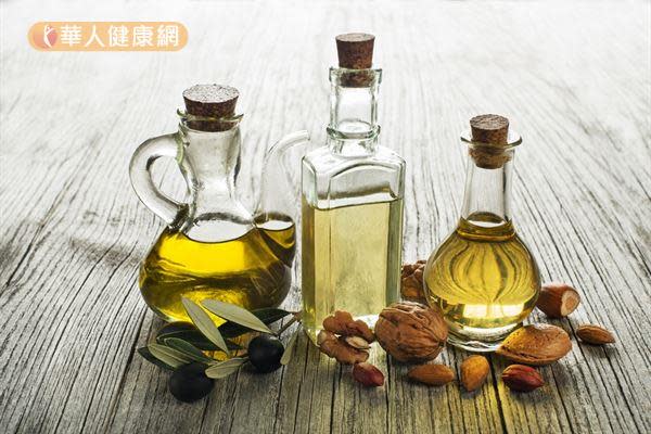 無論是苦茶油、橄欖油或芝麻油，盡量選擇冷壓初榨的油品，保留的多酚和抗氧化成分較多。