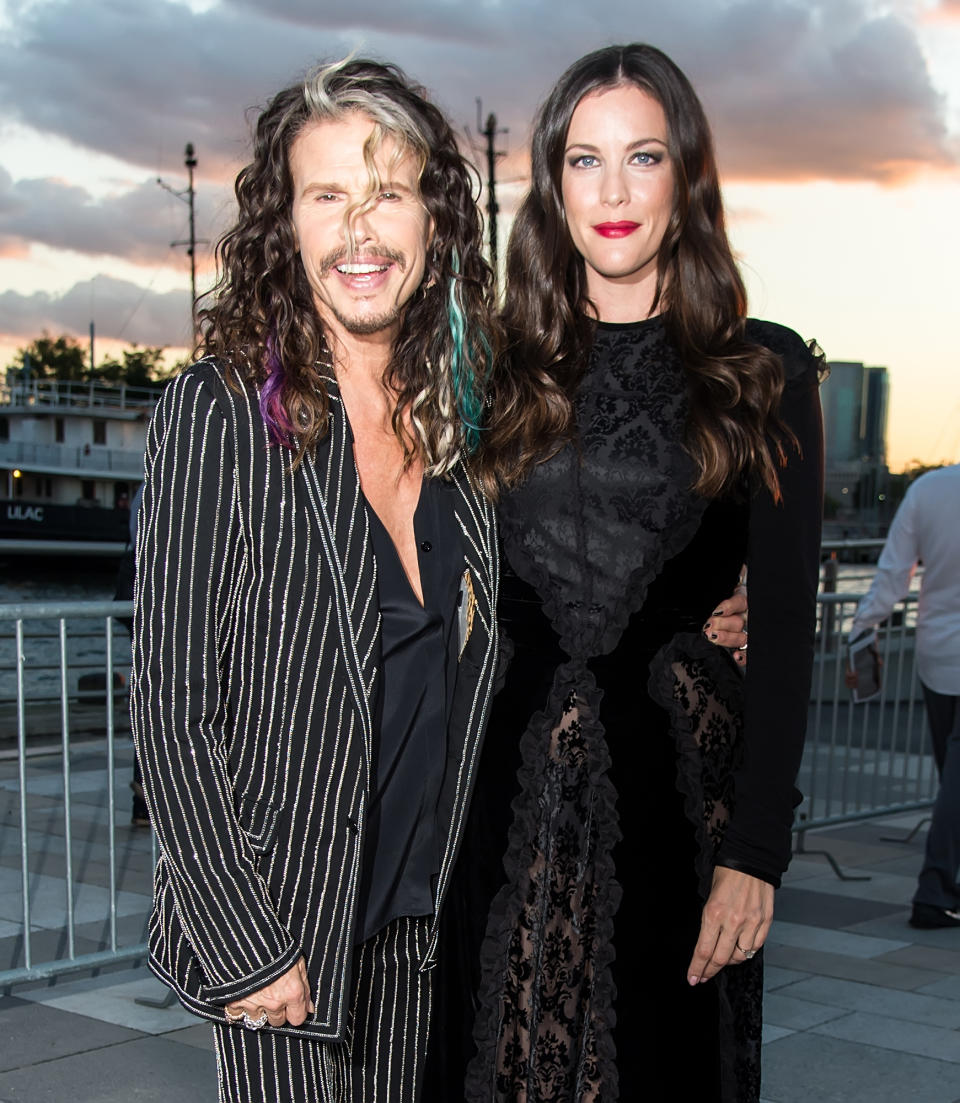 <p>Fille de Steven Tyler, chanteur d’Aerosmith, et de Bebe Buell, mannequin des années 1970, Liv Tyler est la preuve qu’on peut être « fille de » et réussir à le faire oublier. Elle commence par suivre les traces de sa mère et débute comme mannequin à l’âge de 13 ans, avant d’apparaître dans le clip du titre <em>Crazy,</em> l’un des tubes d’Aeros­mith. A 19 ans, son rôle dans <em>Beauté volée</em> de Bernardo Bertolucci lance sa carrière. En 2014, la very irresistible égérie Givenchy passe au petit écran et devient héroïne d’une série télé­vi­sée <em>The Lefto­vers</em>. (Crédit : Getty Images) </p>