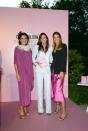 <p>Valentina Suárez-Zuloaga y Margarita Ruyra de Andrade, creadoras de la plataforma de moda Es Fascinante, entregaron el premio a Blanca Bleis.</p>