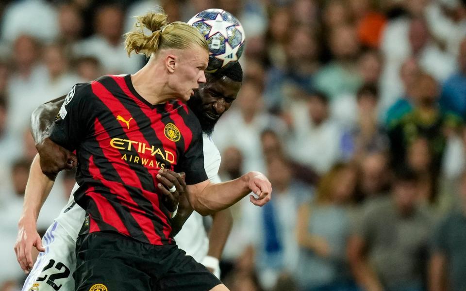 Erling Haaland, frontal, duelo por el balón con Antonio Rudiger del Real Madrid - AP/José Bretón