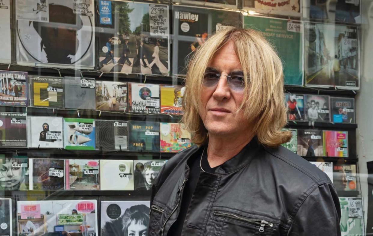  Joe Elliott at Sister Ray Records in London. 