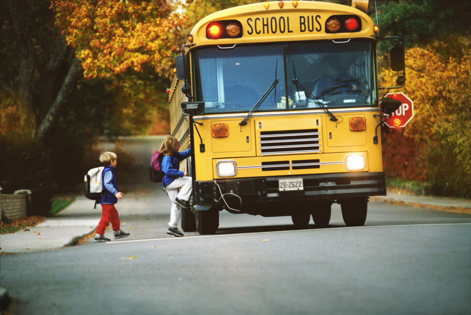 Die Schülerinnen und Schüler, die zu James Davis in den Bus steigen, freuen sich jeden Tag über seine gute Laune. Foto: Symbolbild / gettyimages / Apostrophe Productions