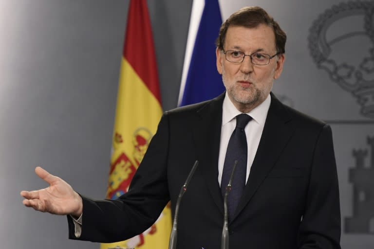 Spanish Prime Minister Mariano Rajoy speaks at a press conference at the Moncloa Palace in Madrid on October 25, 2016 after a meeting with the Spanish King Felipe VI