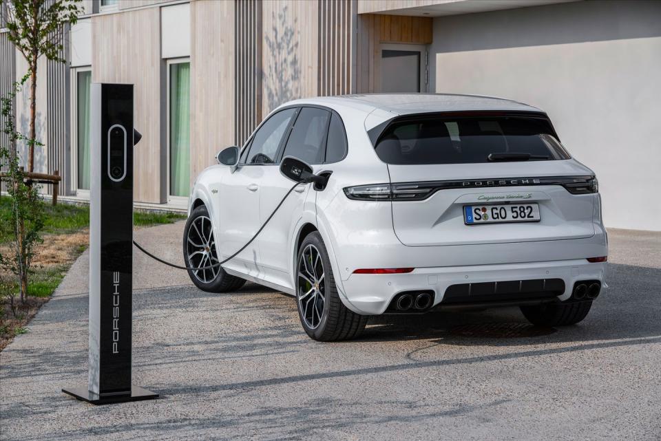 View Photos of the 2020 Porsche Cayenne E-Hybrid Lineup