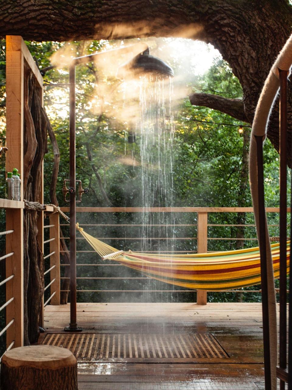 La casa del árbol también cuenta con una ducha al aire libre.