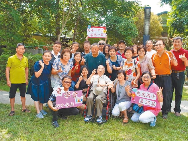 雲林縣虎尾鎮虎尾國小「阿公阿嬤級」學生與百歲老師葉孟拱（前中），半世紀的吾愛吾師傳為美談。（張朝欣攝）