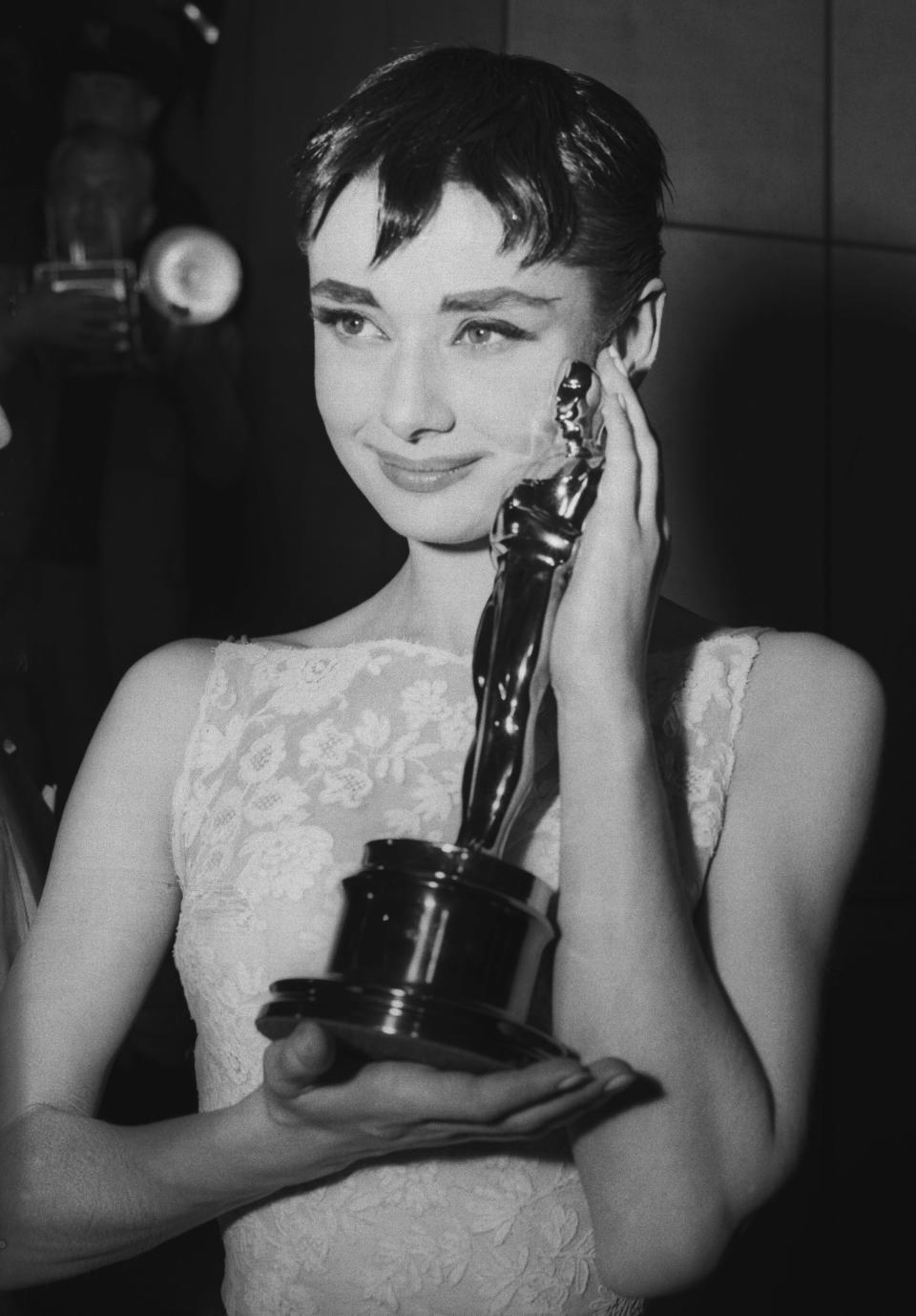 <h1 class="title">Audrey Hepburn bangs hair microbangs inspiration</h1><cite class="credit">Bettmann</cite>