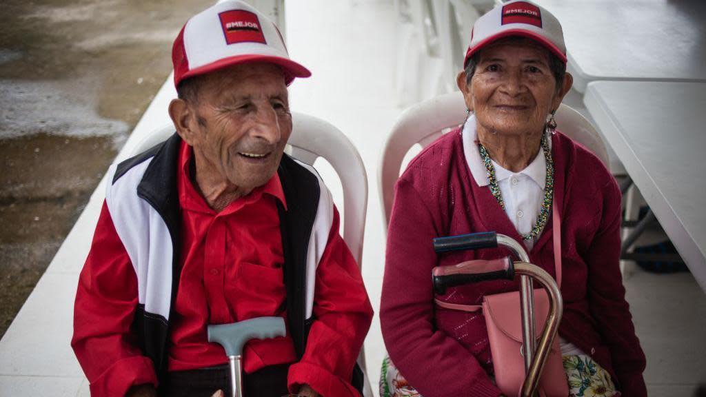 Dos adultos mayores fotografiados en Colombia. 