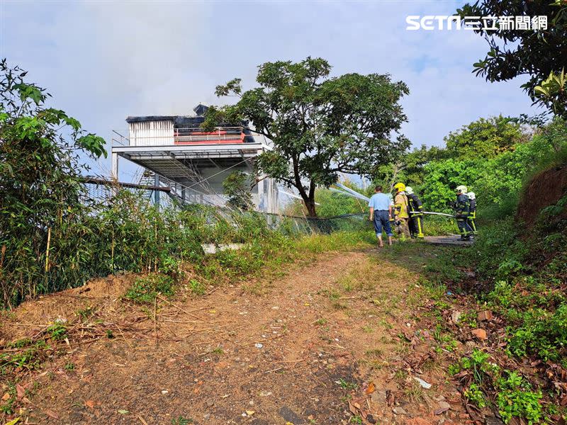 新竹縣寶山鄉鴿舍起火燃燒，造成38隻賽鴿全被燒死。（圖／翻攝畫面）