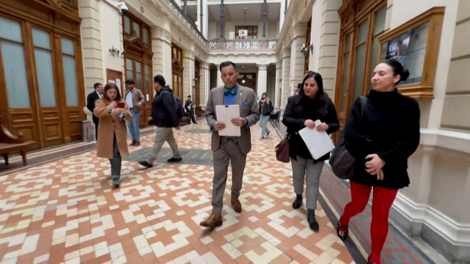 “Me arrebataron mi país, mi cultura, mi idioma, mi familia. Me arrebataron mi identidad”, aseguró el abogado Jimmy Lippert Thyden (centro), al reconocer que el Estado chileno solo puede mejorar el problema, pero “no puede solucionarlo”.